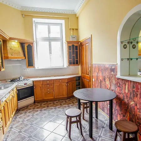 אכסניה Friends Rustaveli Str