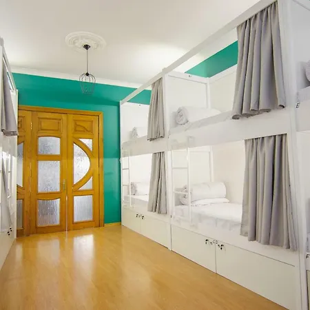 אכסניה Friends Rustaveli Str *
