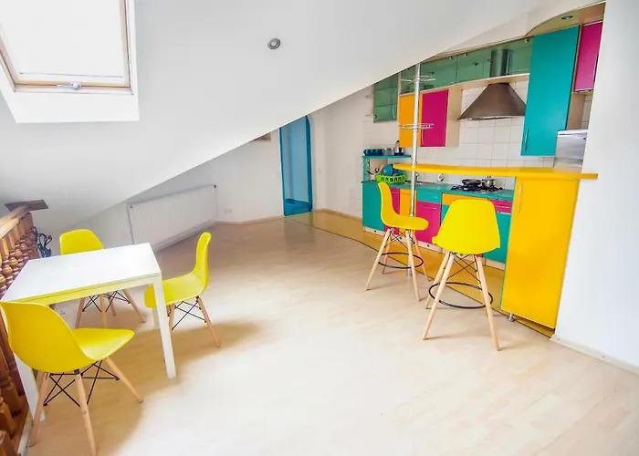 Friends Rustaveli Str * Leópolis